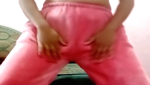 Indian babe masturbating in her bedroom in a webcam clip