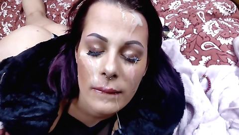 Amateur brunette is going to have a facial and deepthroat