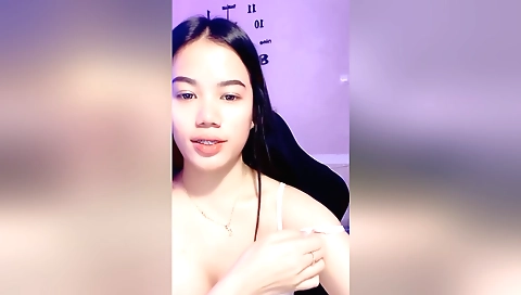 horny amateur female solo video shows her naked pussy