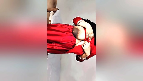 Indian babe with a sexy smile in a sexy solo video