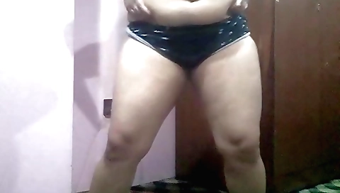 Chocolate milf masturbates while playing with her cunt