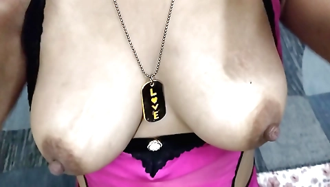 Sexy amateur milf fingers her pussy for sexual desire