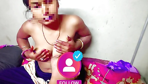 Indian bhabhi video showing the girl practicing her beauty