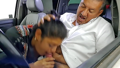 Belleza es una mujer que recibe una salivada en el coche