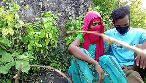 Amateur blonde in the forest gets her shaved pussy off