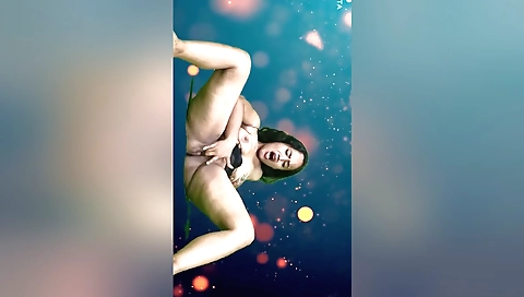 Indian solo girl with a huge ass fucking her pussy