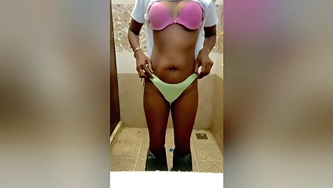 Indian girl shows off her beautiful body in a homemade video