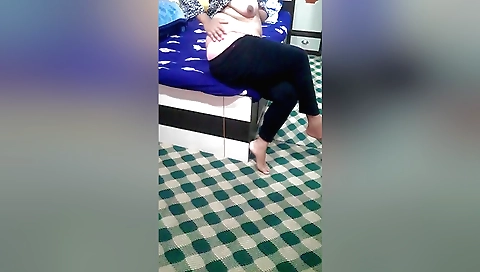 Beauty shows how to finger a juicy ass by doing solo porn