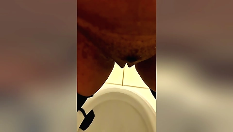 Indian girl pisses on the bed in amateur solo porn video