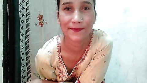 Indian amateur stepmom fucks herself in solo video