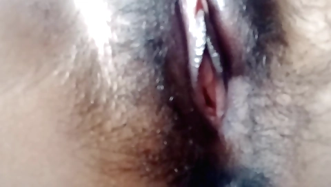 Hindu babe fucks her hairy cunt in an amateur fuck video