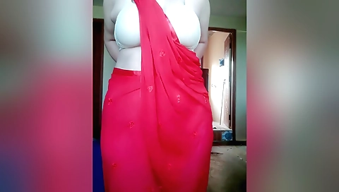 Solo female with big tits fucks herself on her bed