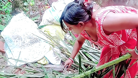 Hot amateur brunette fucks in a hairy pussy outdoors