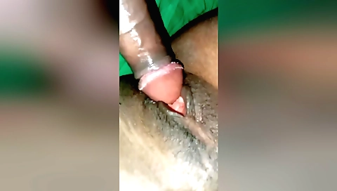 Two hot amateur girls kissing and finger in threesome