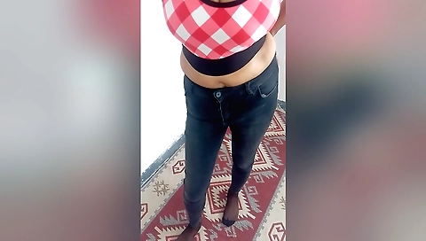 Indian milf shows her big breasts in a homemade solo vid
