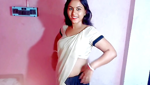 Hot chick with a big ass is fucking in her bedroom