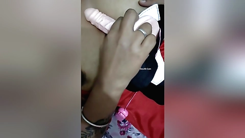 Indian girlfriend masturbates with a dildo in amateur videos