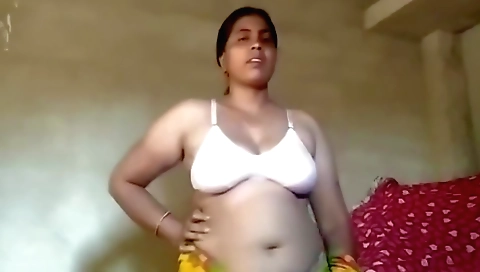 Indian solo video shows the girl being naked on bed