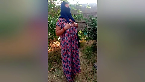 Indian chick shows off her beautiful body outdoors