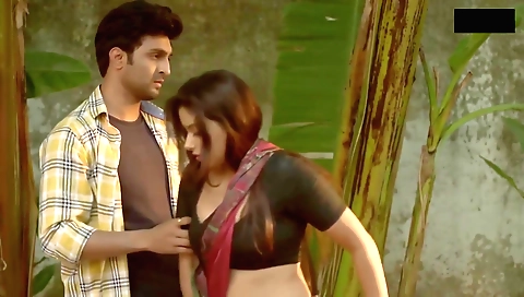 Sexy milf with a nice ass and a great face shows you