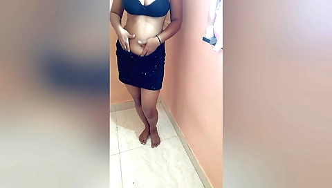 Bhojpuri girl dances on the songs on the solo video