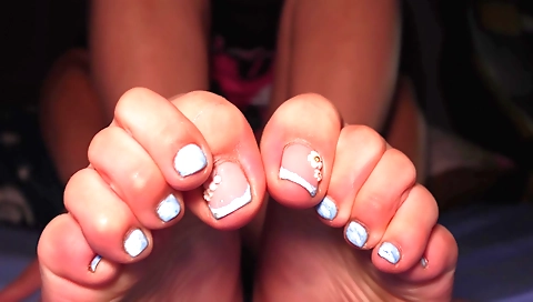 Indian girl in dress with tight booty gives foot fetish