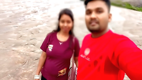 Indian amateur girl enjoys her partner's cock in the park