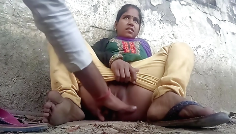 Indian hottie caught fingered in a bedroom outdoors