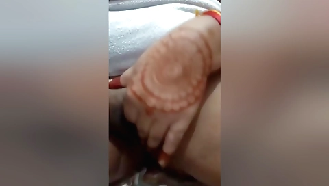 Indian girl fingerings her shaved vagina in amateur video