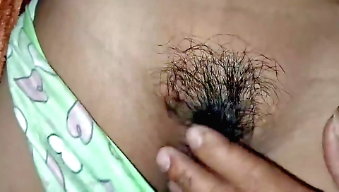Indian chick shows off hairy body in the amateur video