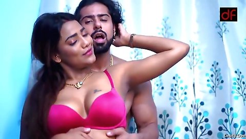 Stunning brunette with a juicy body today shows off